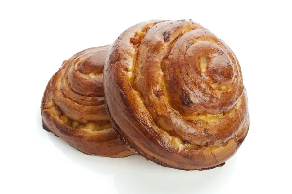 Tatlı çörek üzerinde yansıması ile beyaz izole — Stok fotoğraf
