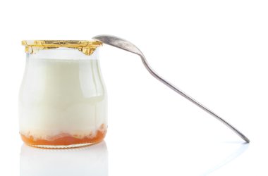 kaşık ile Yunan yoğurt ile bir cam kavanoz