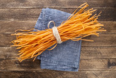 ahşap masa üzerinde Tagliatelle