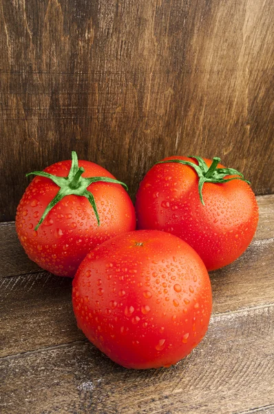 Ahşap zemin üzerinde domatesler — Stok fotoğraf