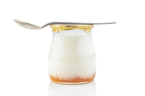 Iogurte grego com em um jarros de vidro com colher — Fotografia de Stock