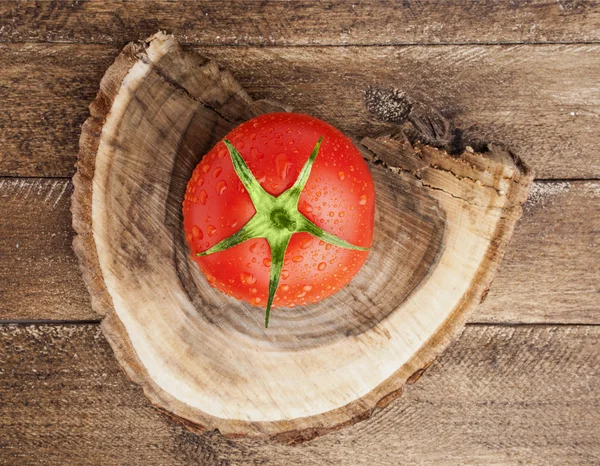 木製の背景にトマト — ストック写真
