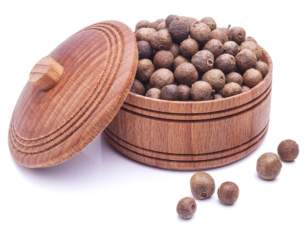Kryddpeppar i en träskål som isolerad på vit — Stockfoto