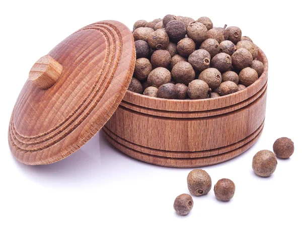 Allspice en un tazón de madera aislado en blanco — Foto de Stock