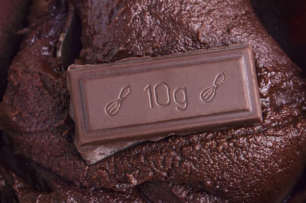 Tutup dengan coklat cair dan sepotong coklat batangan — Stok Foto