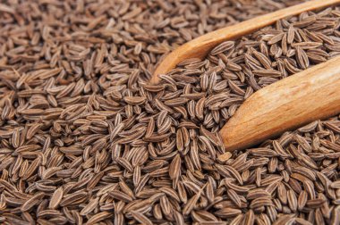 Kimyon tohumları makro ve tahta kaşık arka plan olarak