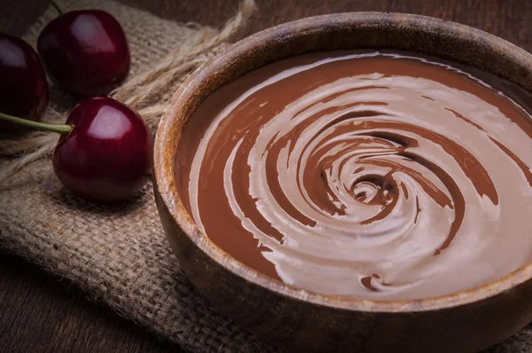 Schale mit Schokoladencreme — Stockfoto