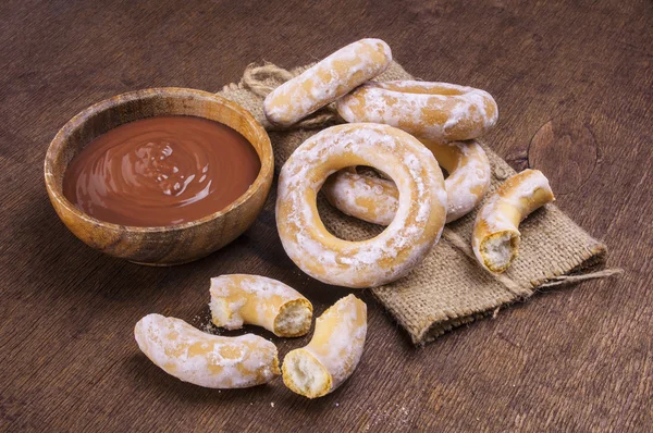 Crema de ciocolata si covrigi pe fundal din lemn inchis — Fotografie, imagine de stoc