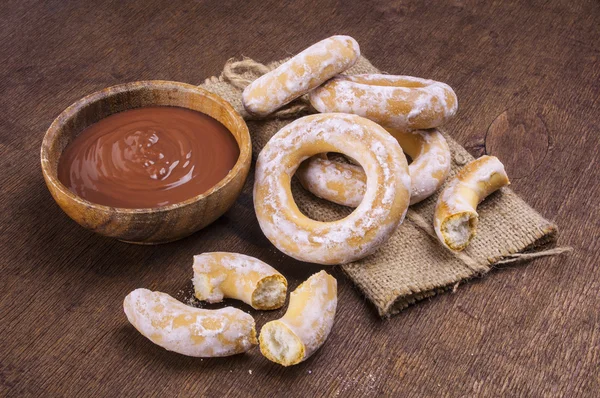 Choklad grädde och bagels på mörk trä bakgrund — Stockfoto