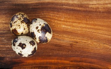 Tahta bir masada bıldırcın yumurtası.
