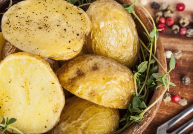 kavrulmuş patates kase ahşap tablo