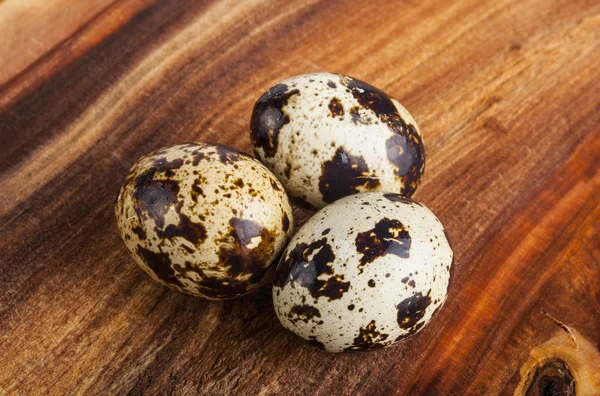 Ovos de codorna em uma mesa de madeira — Fotografia de Stock