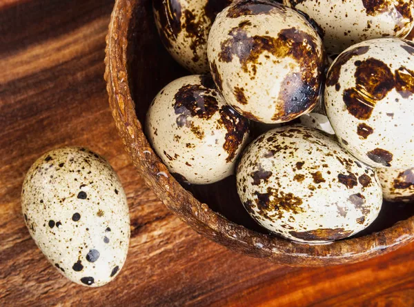 Ovos de codorna em uma mesa de madeira — Fotografia de Stock