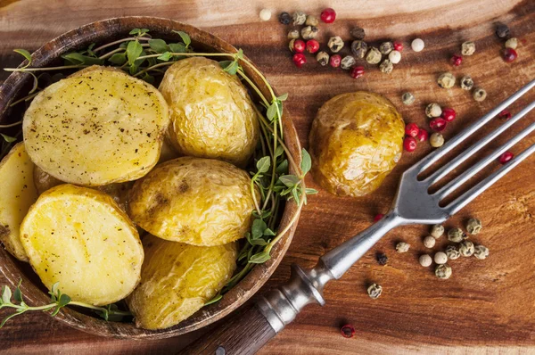 Kavrulmuş patates kase ahşap tablo — Stok fotoğraf