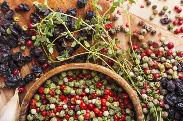 Peppercorn mix i träskål, örter och kryddor — Stockfoto