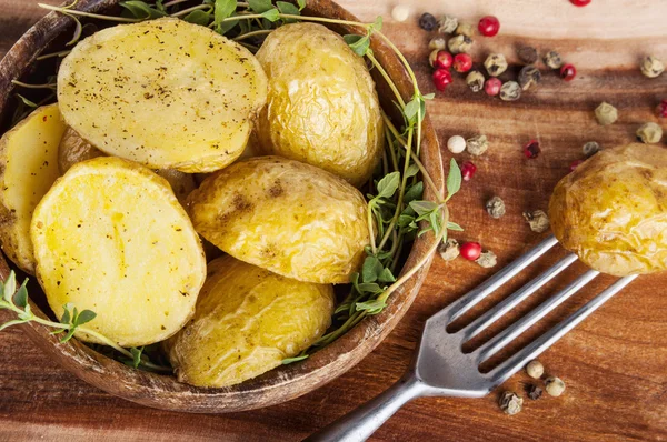 Kavrulmuş patates kase ahşap tablo — Stok fotoğraf