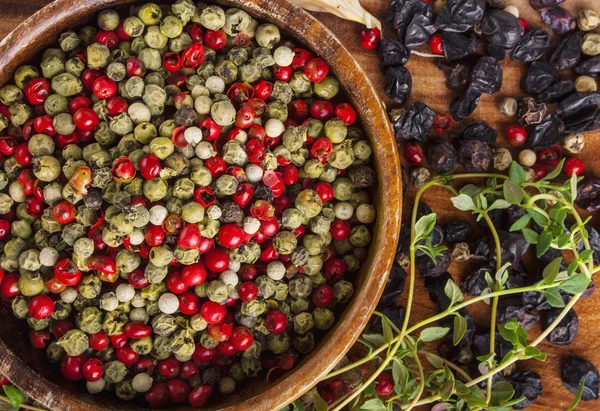 Peppercorn mix i träskål, örter och kryddor — Stockfoto