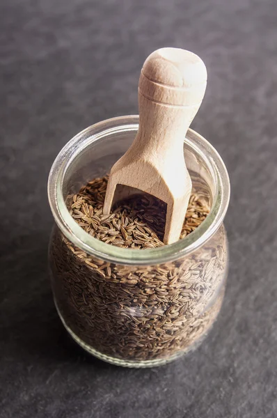 Семена тмина на каменном столе — стоковое фото