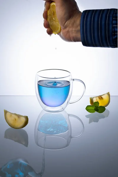 テーブルの上にオーガニックブルーのあんちゃんのグラスカップ ハーブティー — ストック写真
