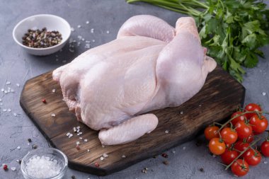 Tahtadaki çiğ tavuk..