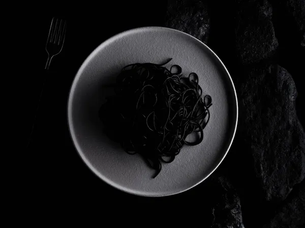 Черная Паста Белой Тарелке Черном Фоне Концепция Является Обычным Блюдом — стоковое фото