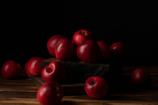 木製のテーブルの上に新鮮な赤いリンゴ — ストック写真