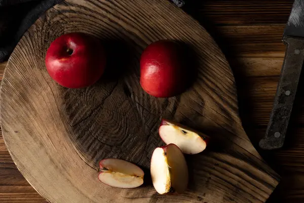 木製のテーブルの上に新鮮な赤いリンゴ — ストック写真