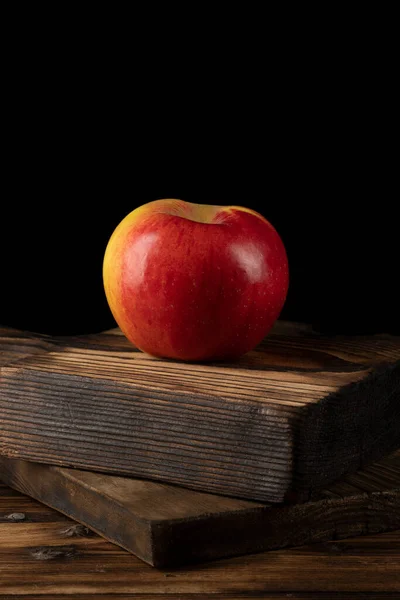 Φρέσκα Κόκκινα Μήλα Στο Ξύλινο Τραπέζι Ξύλινο Φόντο — Φωτογραφία Αρχείου