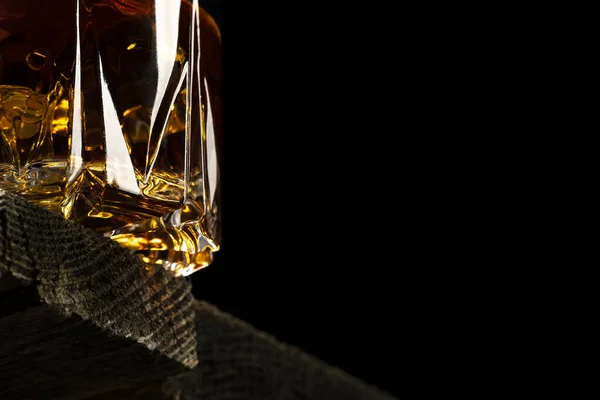 Whisky Glas Auf Schwarzem Hintergrund Auf Einem Holztisch — Stockfoto