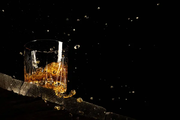 Whisky Szklance Czarnym Tle Drewnianym Stole — Zdjęcie stockowe