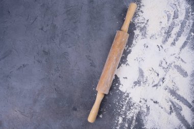 Un ve bir gri Beton taş masada ahşap oklava.