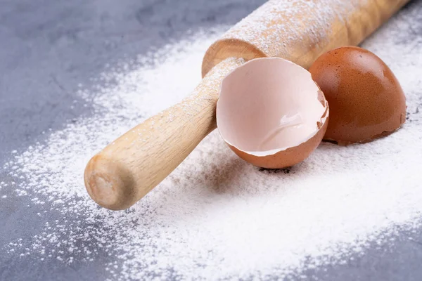 Flour Wooden Rolling Pin Gray Concrete Stone Table — Stock Photo, Image