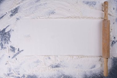 Un ve bir gri Beton taş masada ahşap oklava.