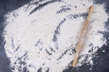 Un ve bir gri Beton taş masada ahşap oklava.