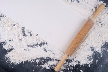 Un ve bir gri Beton taş masada ahşap oklava.