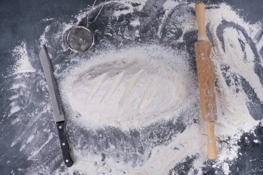 Tahta üzerinde ekmek unu düzeni.