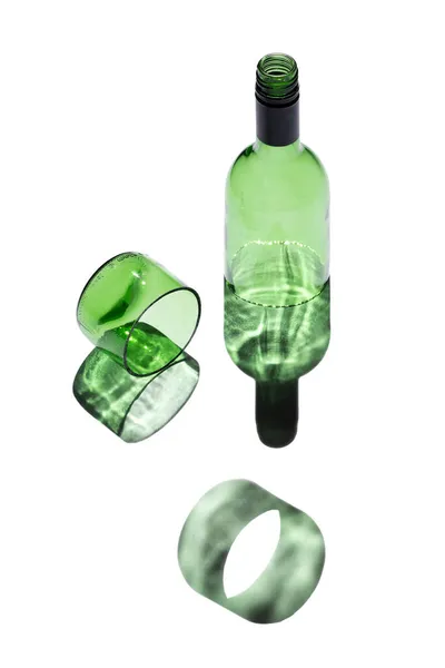 Cortando garrafa de vinho. Partes do vidro de garrafa verde isoladas sobre fundo branco. Pedaços de vidro quebrado afiado. Conceito de perigo. — Fotografia de Stock