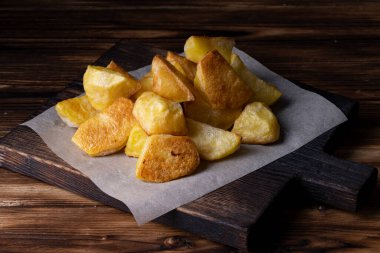Tahta üzerinde, ahşap masa arkasında leziz kızarmış patates..