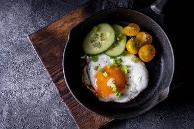 Tavada yumurta, pastırma ve sebzeli kahvaltı..