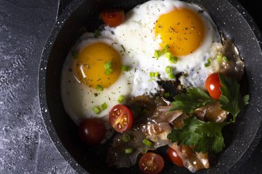 Tavada yumurta, pastırma ve sebzeli kahvaltı..