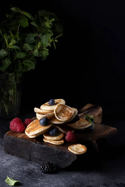 Stapelweise Pfannkuchen Mit Beeren Auf Holzbrett Dunkler Hölzerner Hintergrund — Stockfoto