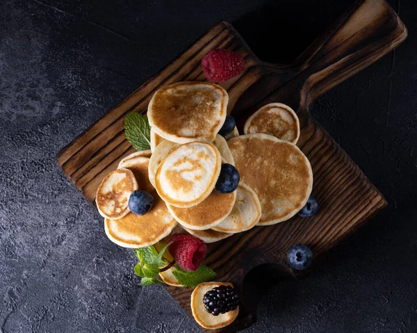 Stack Pancakes Berries Wooden Board Dark Wooden Background — Stock Photo, Image