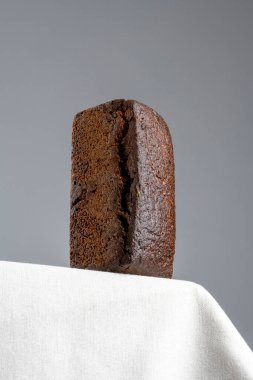 Mutfak masasında taze pişmiş ekmek ve gri arka plan..