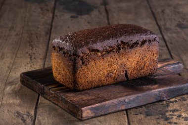 Tahta üzerinde taze pişmiş çavdar ekmeği. Ahşap arkaplan