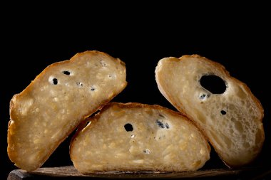 Tahtada dilimlenmiş ekmek. Tahta bir masada.