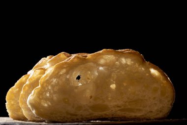 Tahtada dilimlenmiş ekmek. Tahta bir masada.