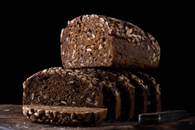 Tahtada ay çekirdeği olan kırsal tahıl ekmeği..