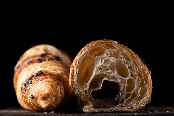 Hausgemachtes Croissant Halbiert Auf Schwarzem Hintergrund Stockbild