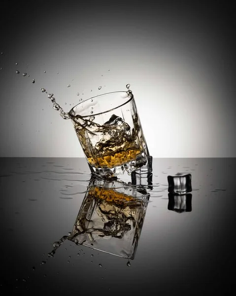 Spritzer Cognac Glas Isoliert Auf Hellem Hintergrund — Stockfoto