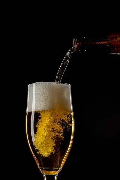 Una Cerveza Vertiendo Vaso Sobre Fondo Negro —  Fotos de Stock